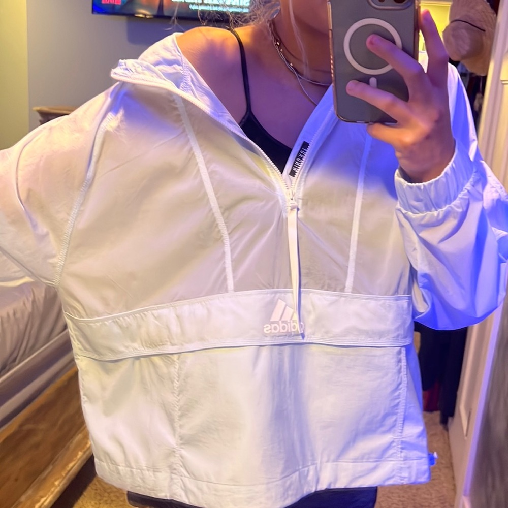 adidas wind breaker baby blue never worn, super soft drifit material.